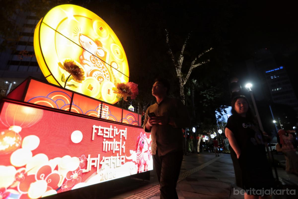 8.Warga Sambut Antusias Jakarta Light Festival 2026