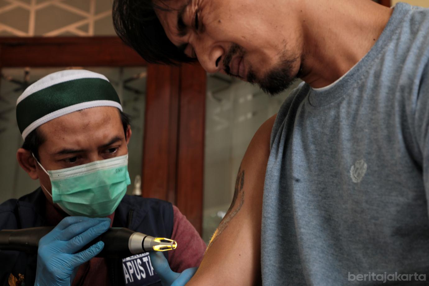 4.Hapus Tato Gratis di Masjid Sunda Kelapa Sasar 100 Warga