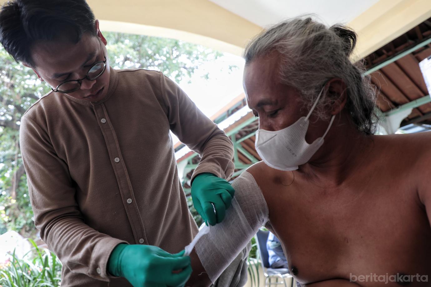 8.Hapus Tato Gratis di Masjid Sunda Kelapa Sasar 100 Warga