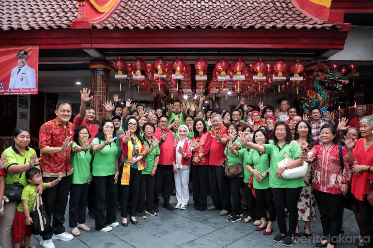 6.Rano Karno Tinjau Ibadah Imlek di Klenteng Bio Hok Tek Tjeng Sin