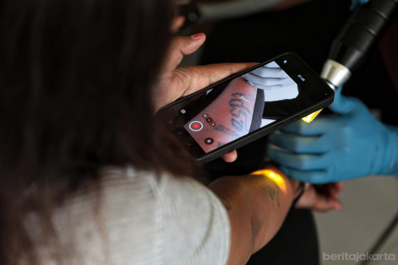 6.Hapus Tato Gratis di Masjid Sunda Kelapa Sasar 100 Warga