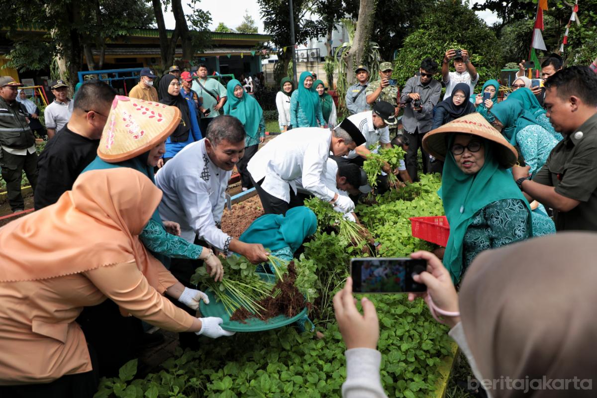 8.Tanam Cabai Serentak Jakarta Selatan