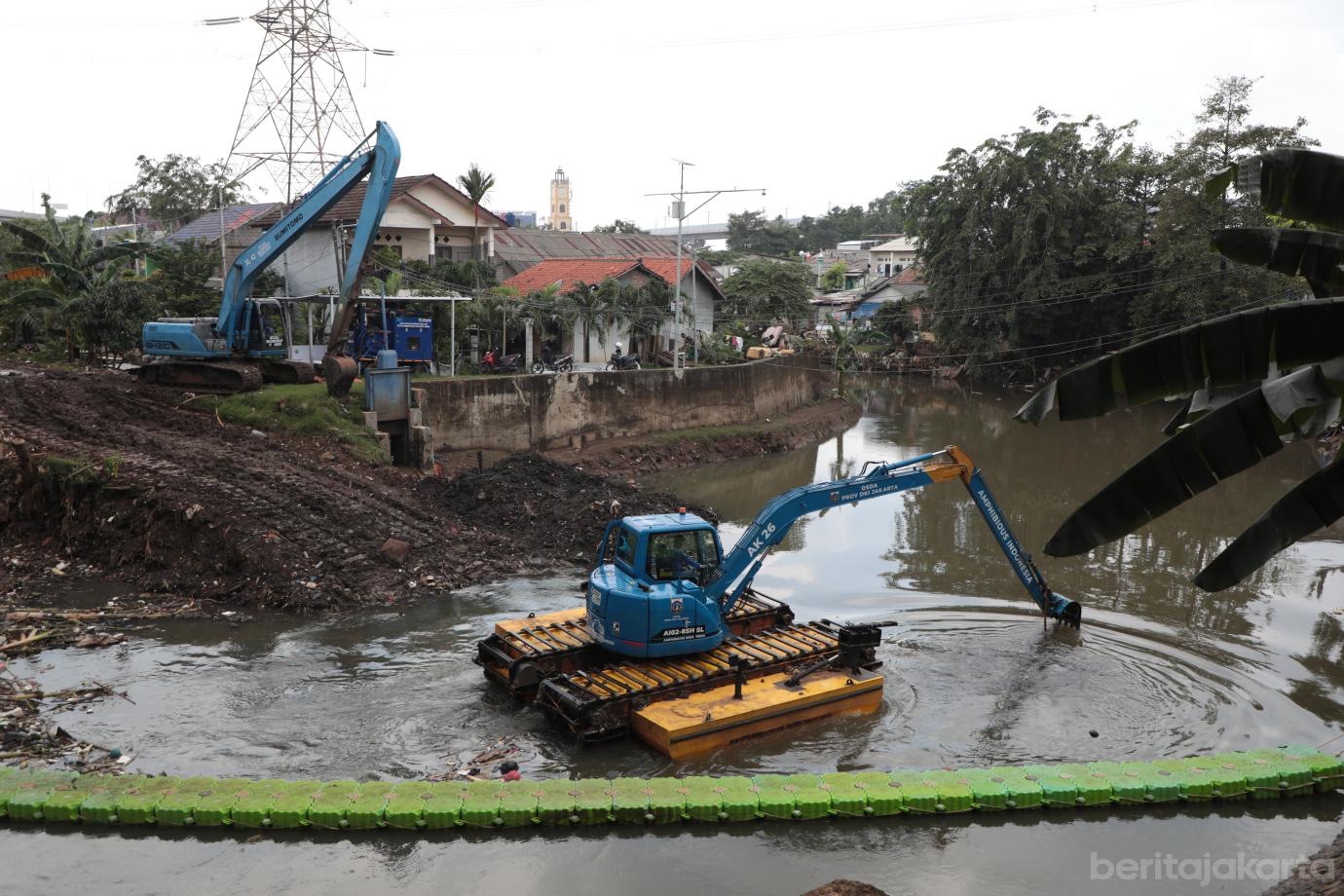 1.Sudin SDA Jaktim Keruk Kali Sunter di Cipinang Melayu