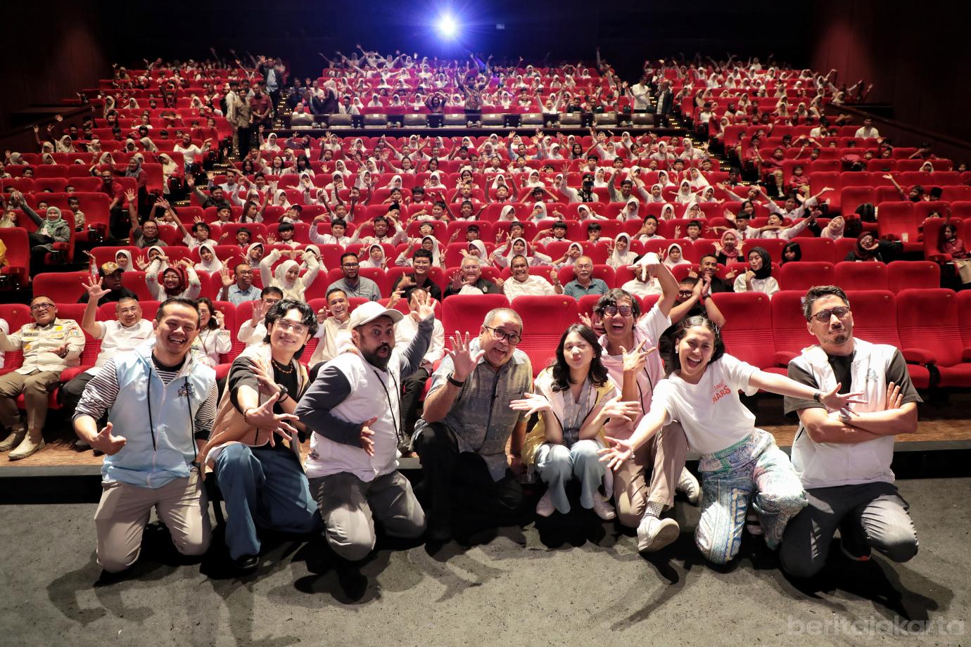 4.Rano Ajak 400 Anak Nonton Film Pelangi di Mars