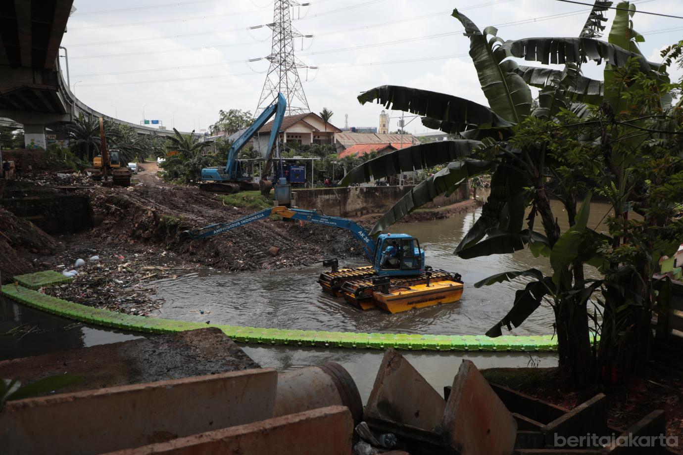6.Sudin SDA Jaktim Keruk Kali Sunter di Cipinang Melayu