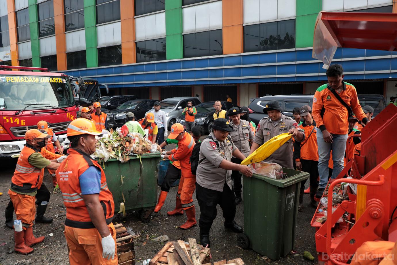 5.Ratusan Personel Gabungan Gelar Bersih bersih di Pasar Kramat Jati
