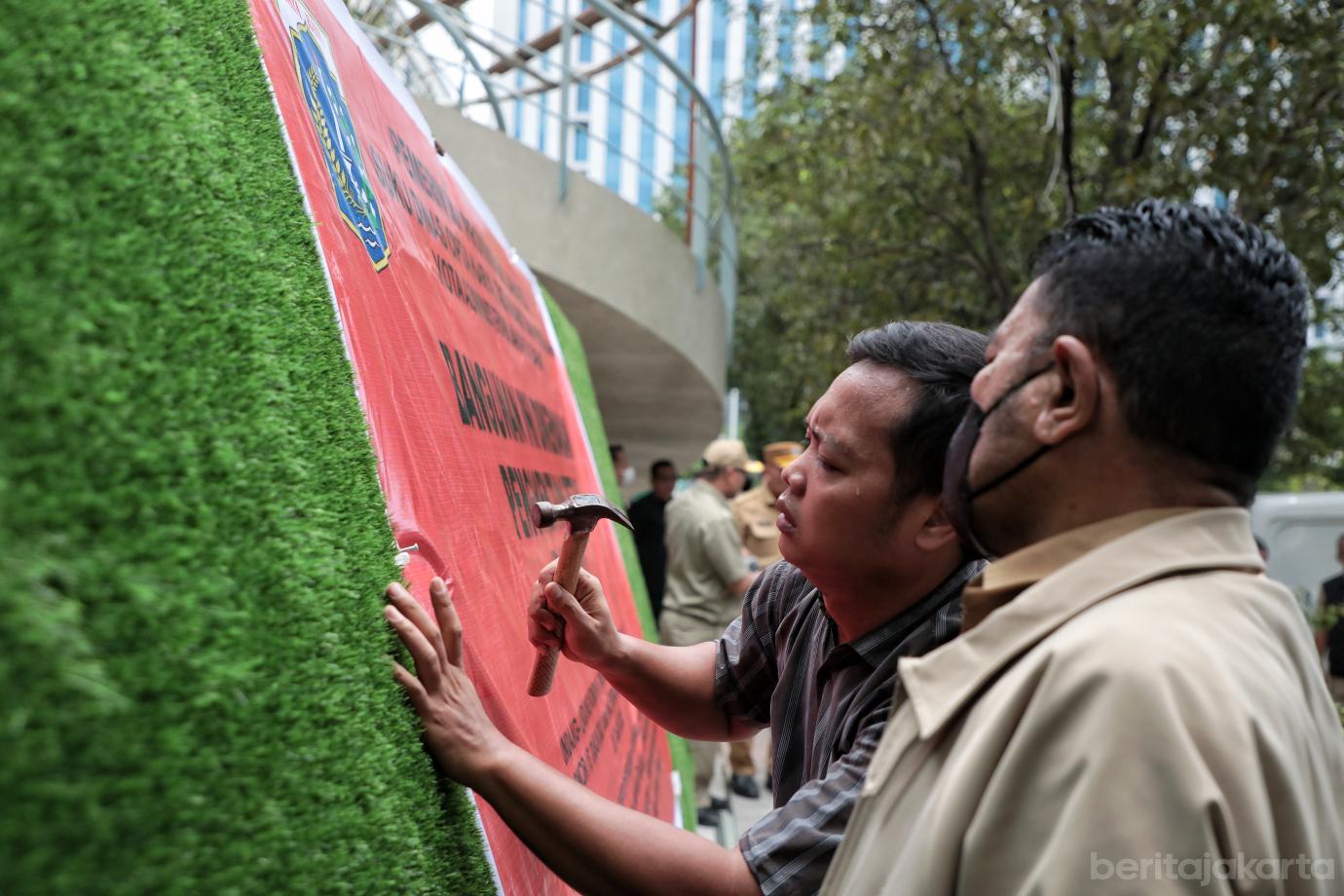7.Pemkot Jakbar Segel Lapangan Padel MMT Kembangan