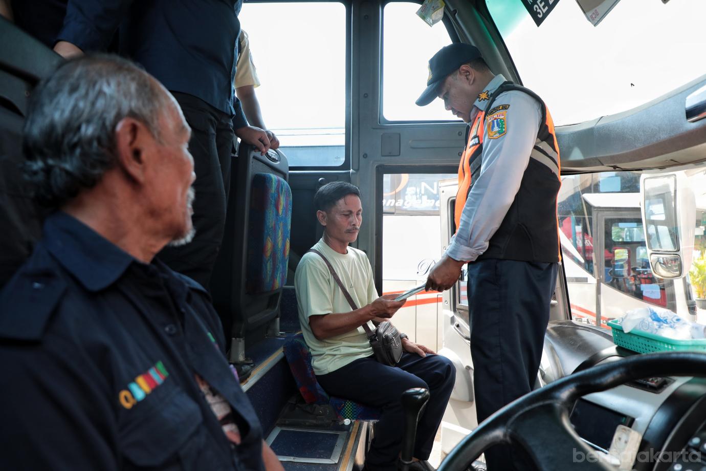 7.Ramcek Bus di Terminal Kampung Rambutan Jelang Angkutan Lebaran