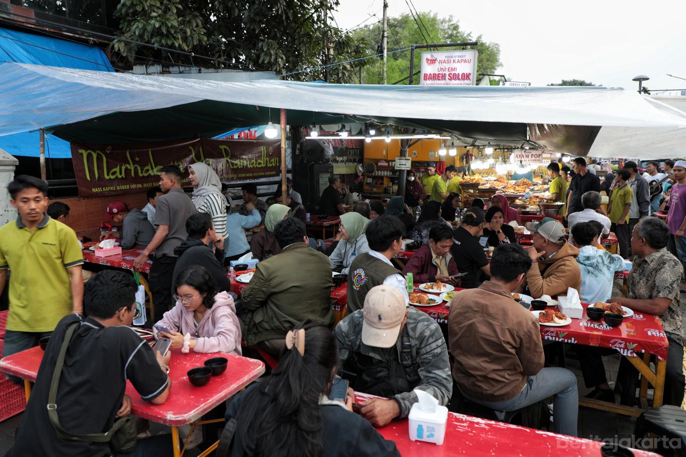 8.Berburu Santapan Buka Puasa Khas Sumatra Barat di Food  Street Kramat