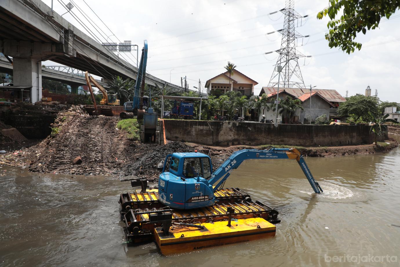 3.Sudin SDA Jaktim Keruk Kali Sunter di Cipinang Melayu
