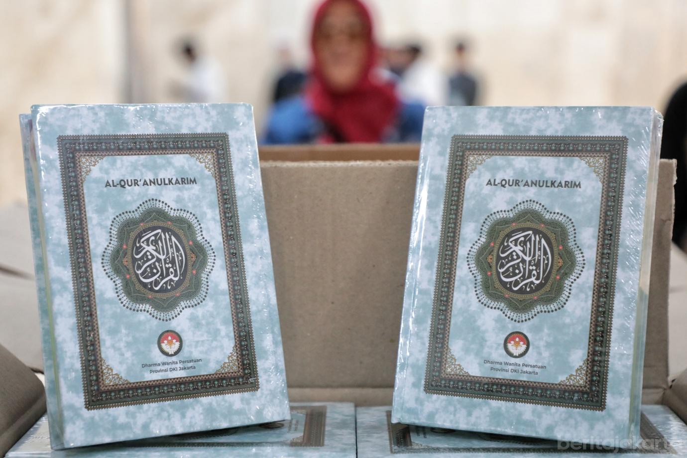 5.DWP DKI Bagikan Alquran di Masjid Istiqlal