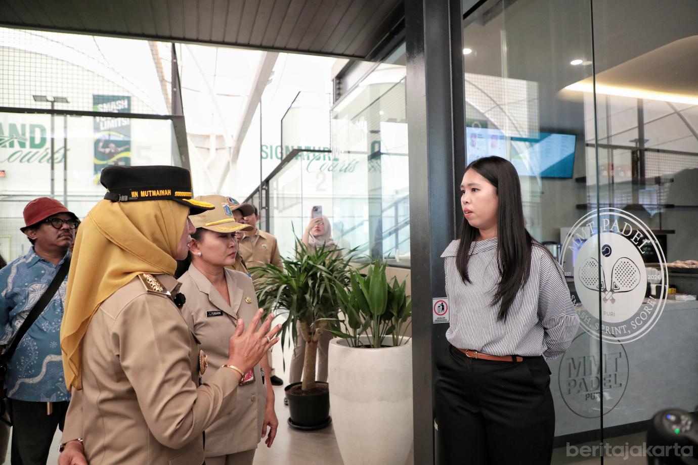 3.Pemkot Jakbar Segel Lapangan Padel MMT Kembangan