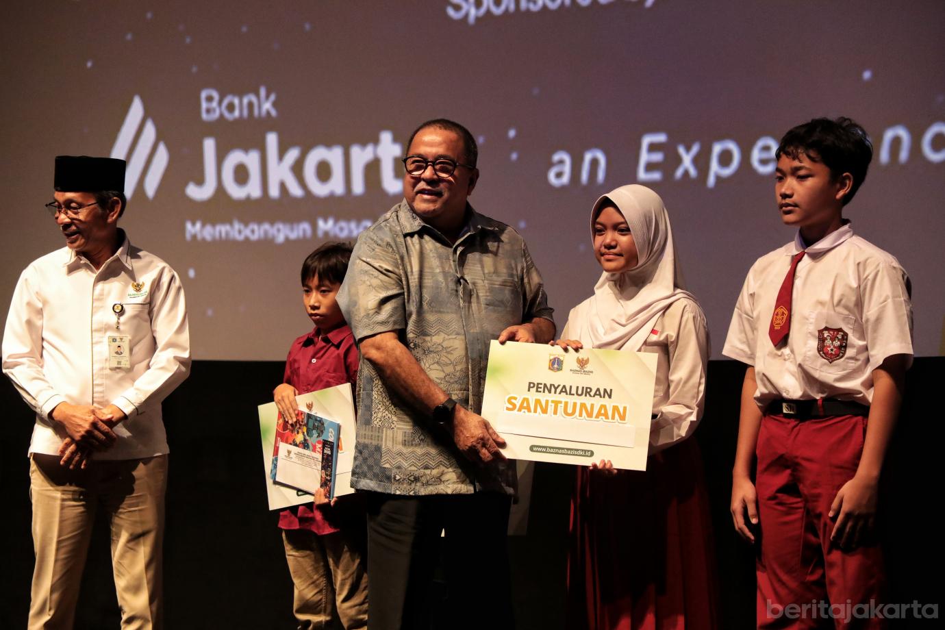 2.Rano Ajak 400 Anak Nonton Film Pelangi di Mars