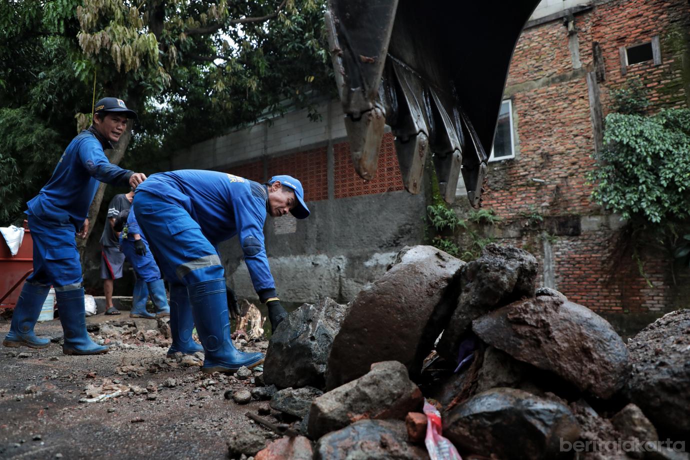 4.Progres Penanganan Turap Longsor Kali Baru Capai 80 Persen