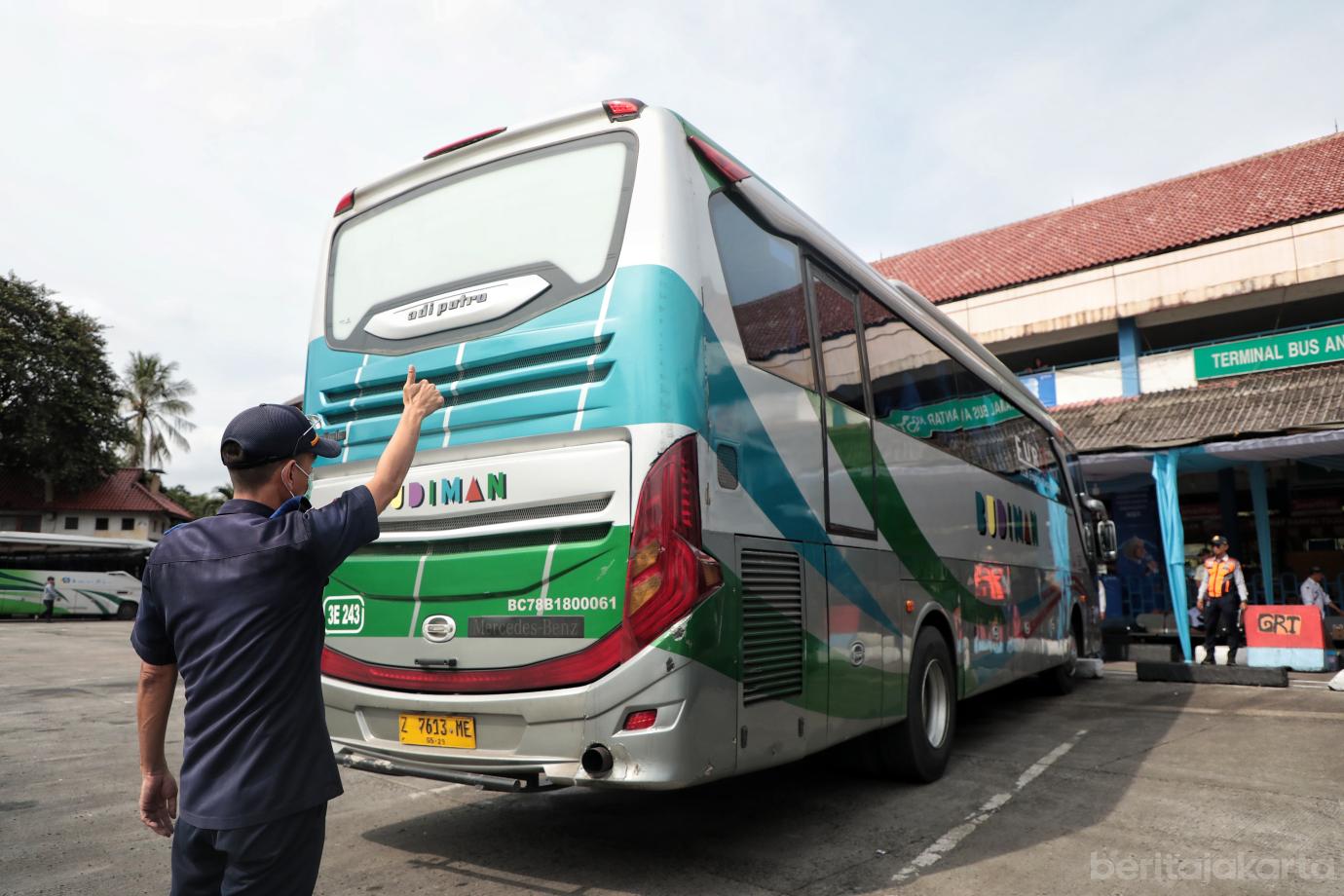 6.Ramcek Bus di Terminal Kampung Rambutan Jelang Angkutan Lebaran