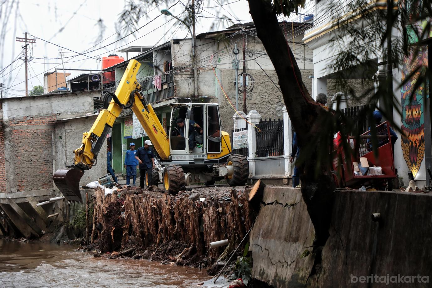1.Progres Penanganan Turap Longsor Kali Baru Capai 80 Persen