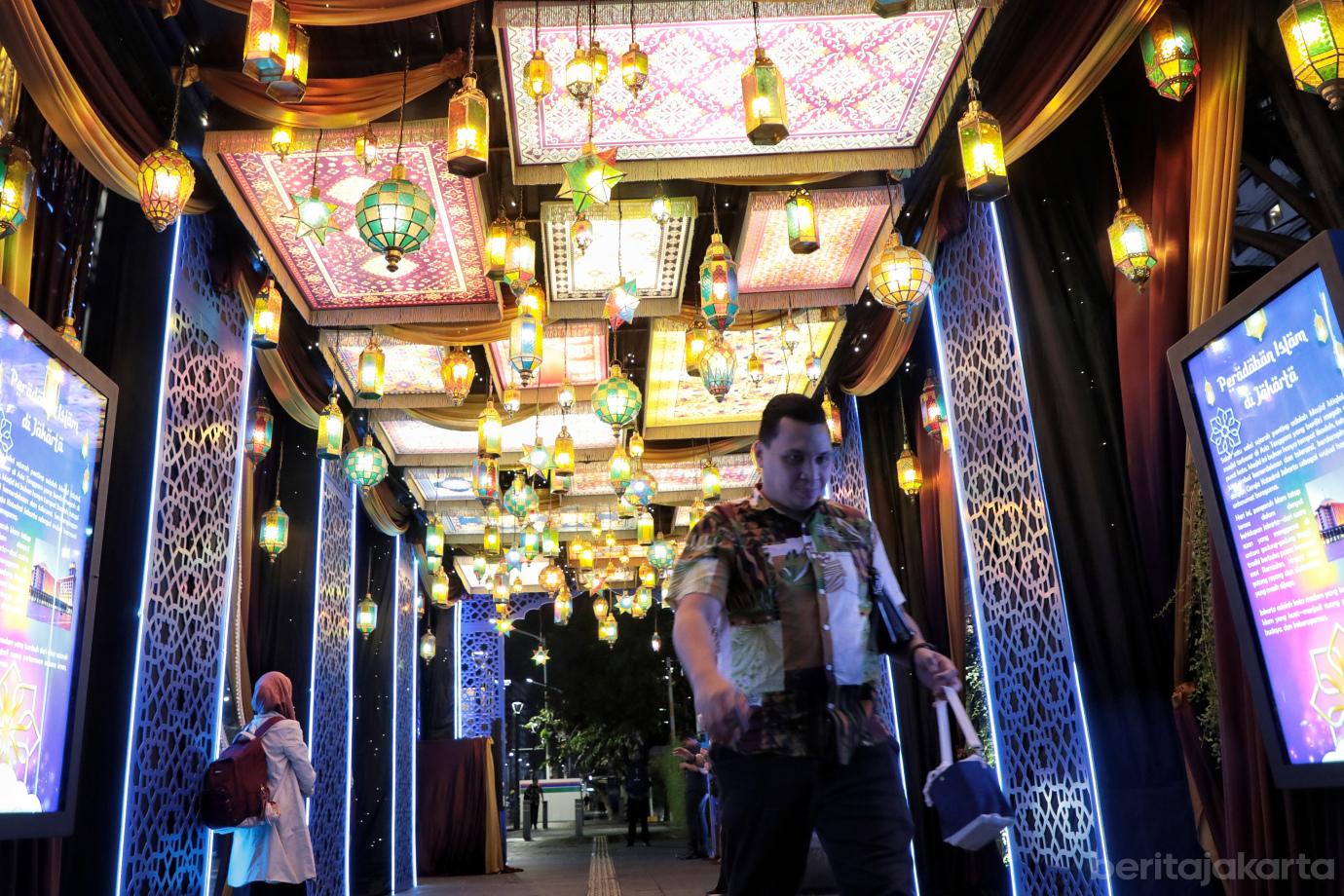 7.Jakarta Light Festival Ramadan di Bundaran HI 