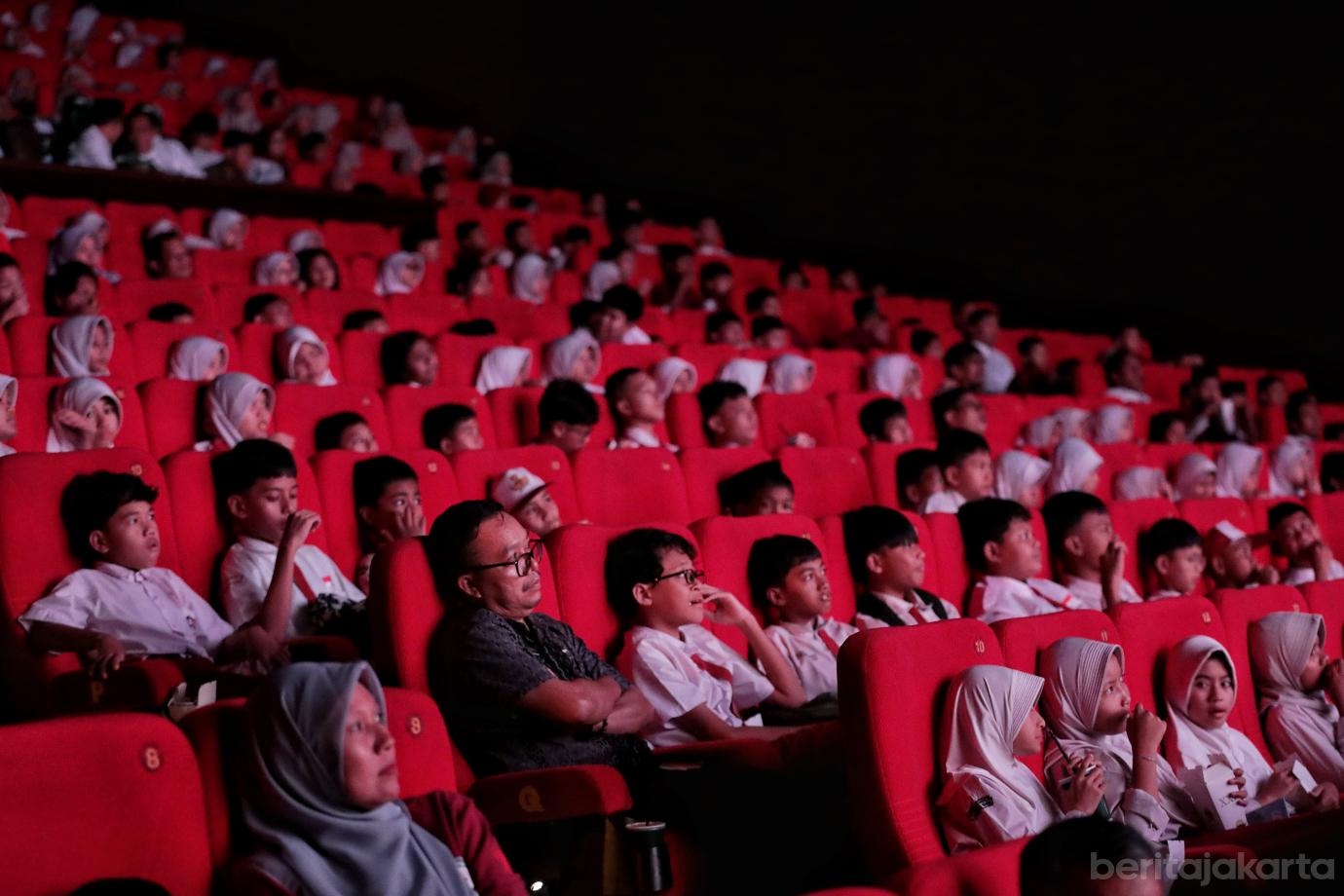 5.Rano Ajak 400 Anak Nonton Film Pelangi di Mars