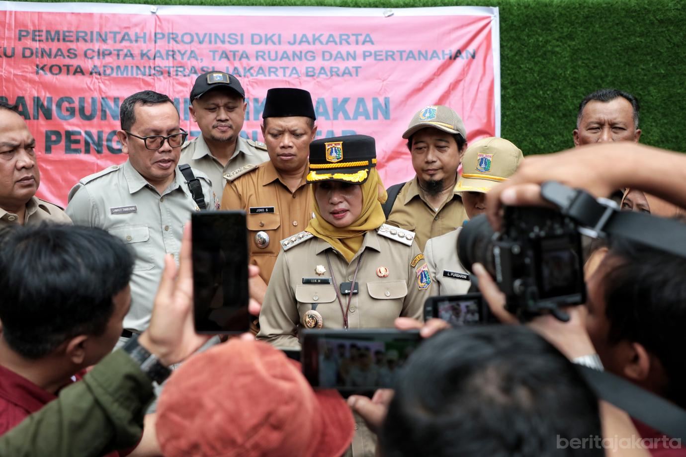 8.Pemkot Jakbar Segel Lapangan Padel MMT Kembangan