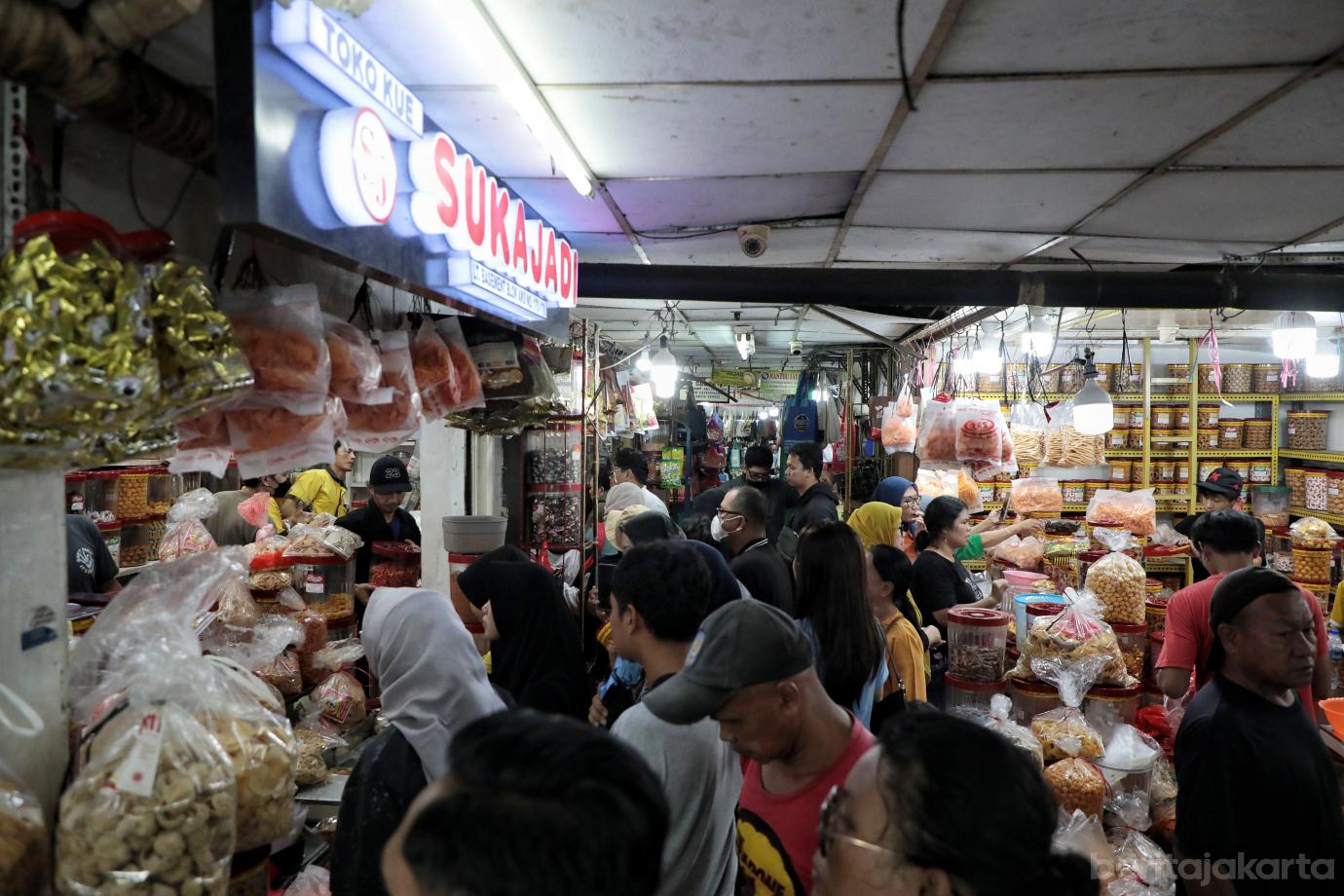 2.Pasar Jatinegara Diserbu Pembeli Kue Kering Jelang Lebaran