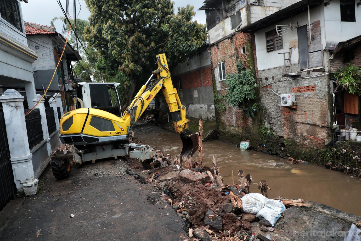 2.Progres Penanganan Turap Longsor Kali Baru Capai 80 Persen