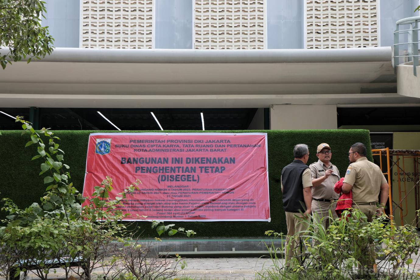 9.Pemkot Jakbar Segel Lapangan Padel MMT Kembangan