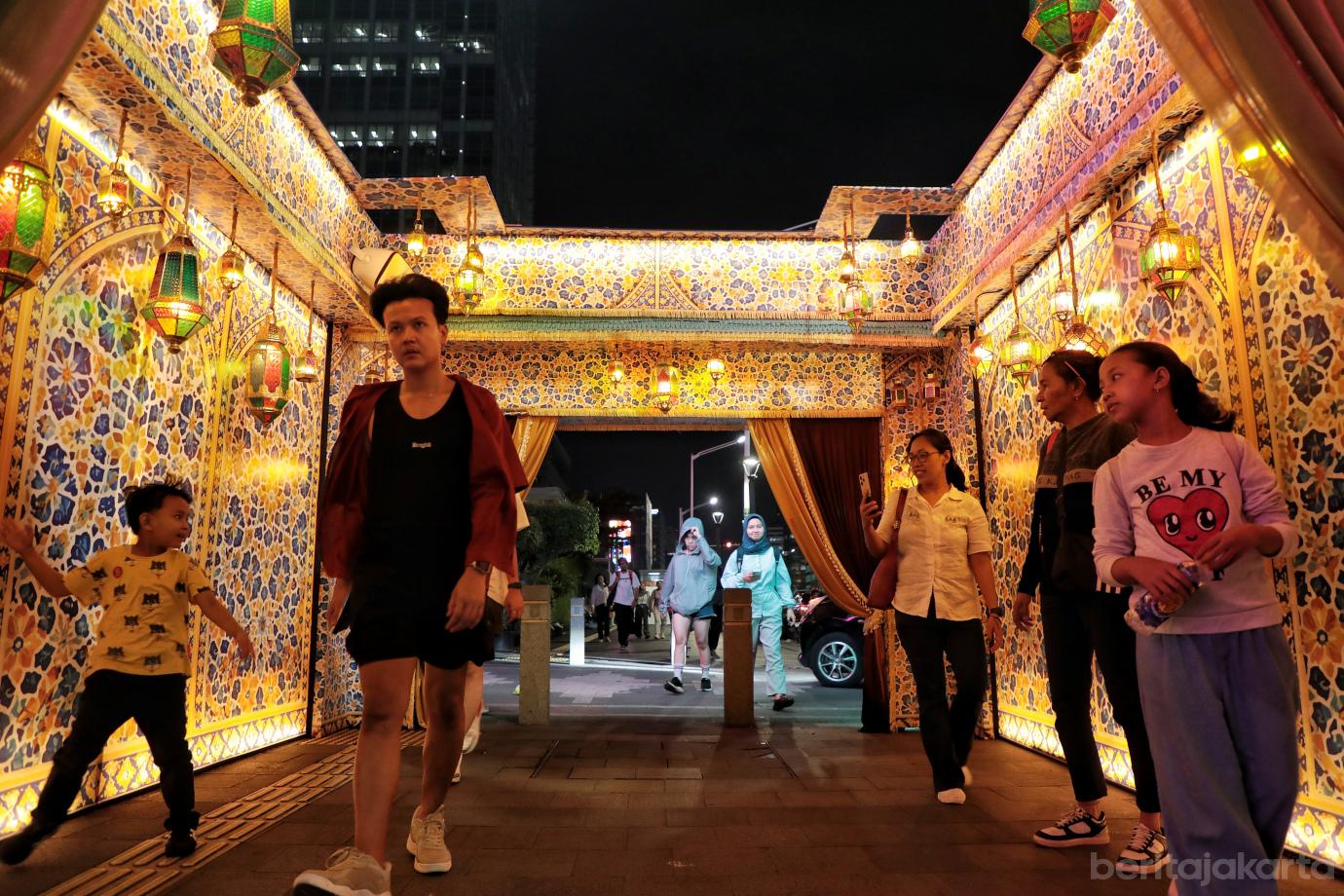 6.Jakarta Light Festival Ramadan di Bundaran HI 