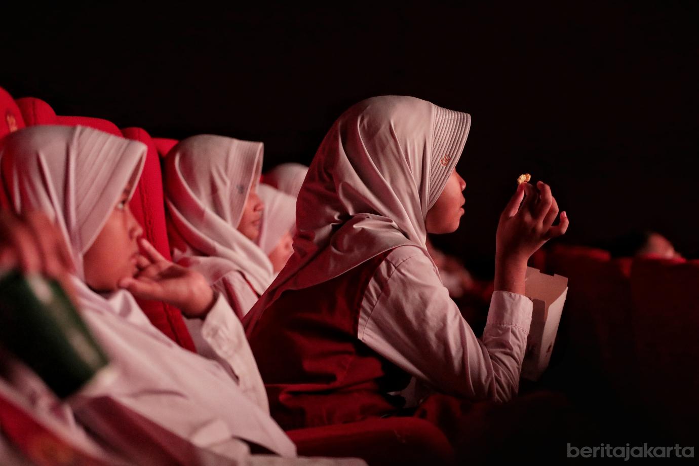 7.Rano Ajak 400 Anak Nonton Film Pelangi di Mars