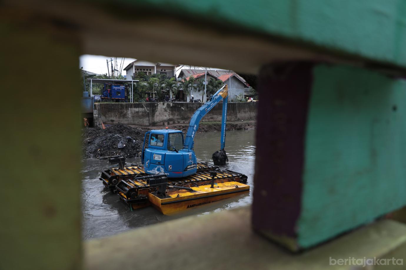 2.Sudin SDA Jaktim Keruk Kali Sunter di Cipinang Melayu