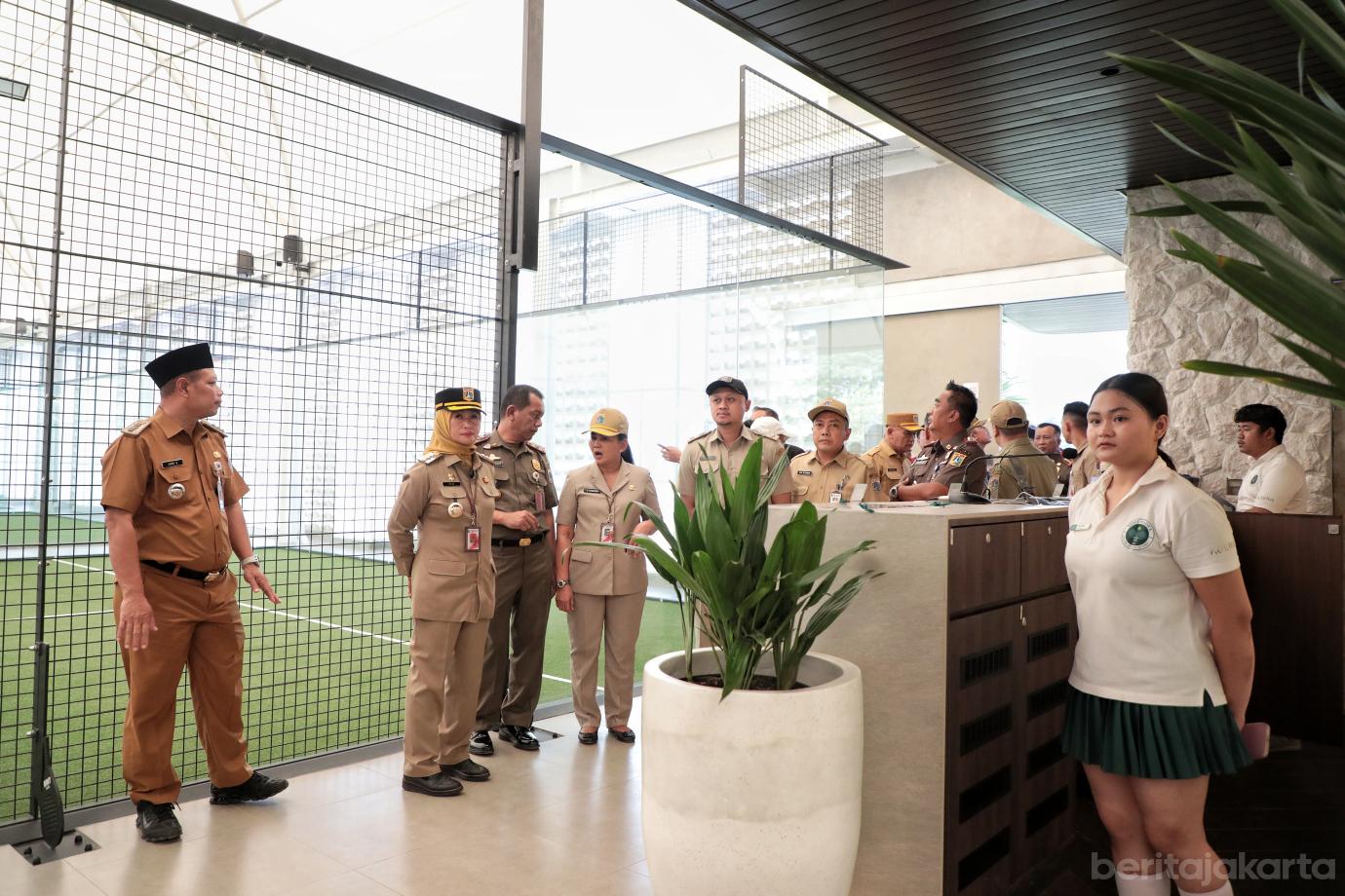 4.Pemkot Jakbar Segel Lapangan Padel MMT Kembangan