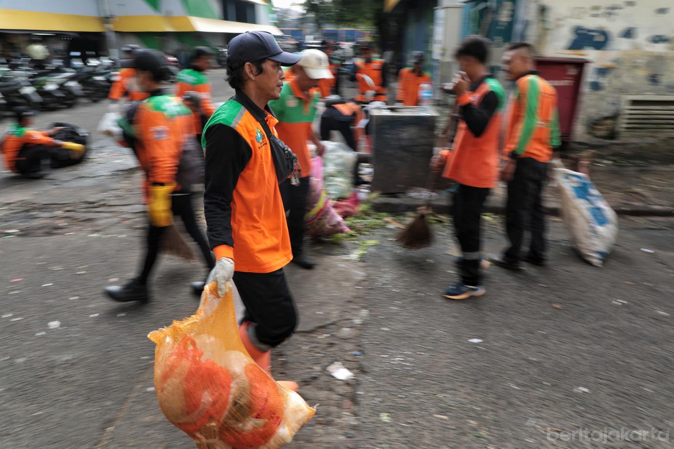 3.Ratusan Personel Gabungan Gelar Bersih bersih di Pasar Kramat Jati