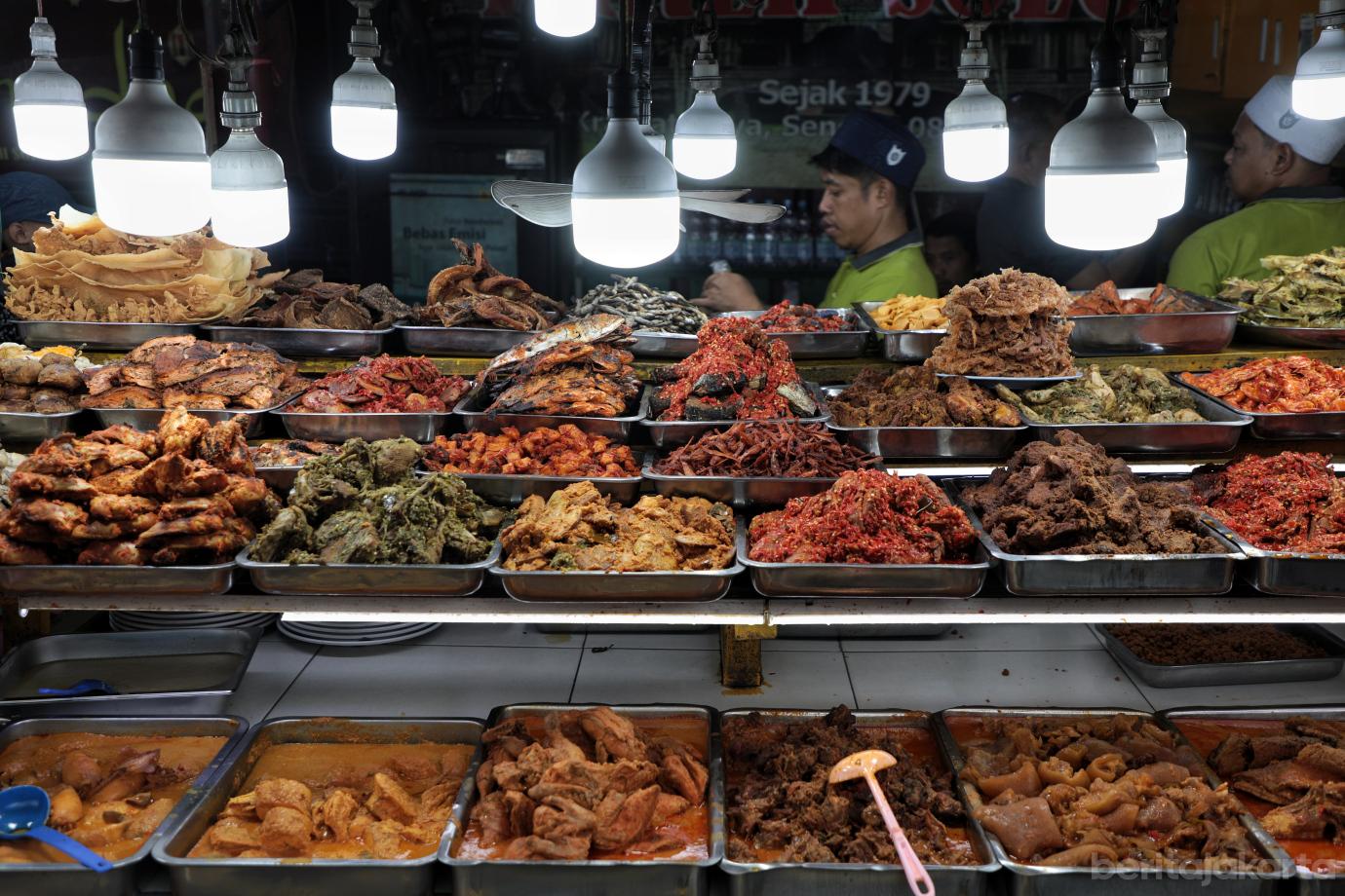 1.Berburu Santapan Buka Puasa Khas Sumatra Barat di Food  Street Kramat