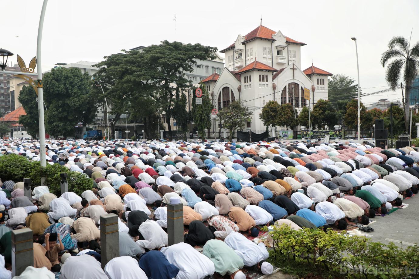 5.Shalat Idul Fitri di Jatinegara Wujud Toleransi Beragama