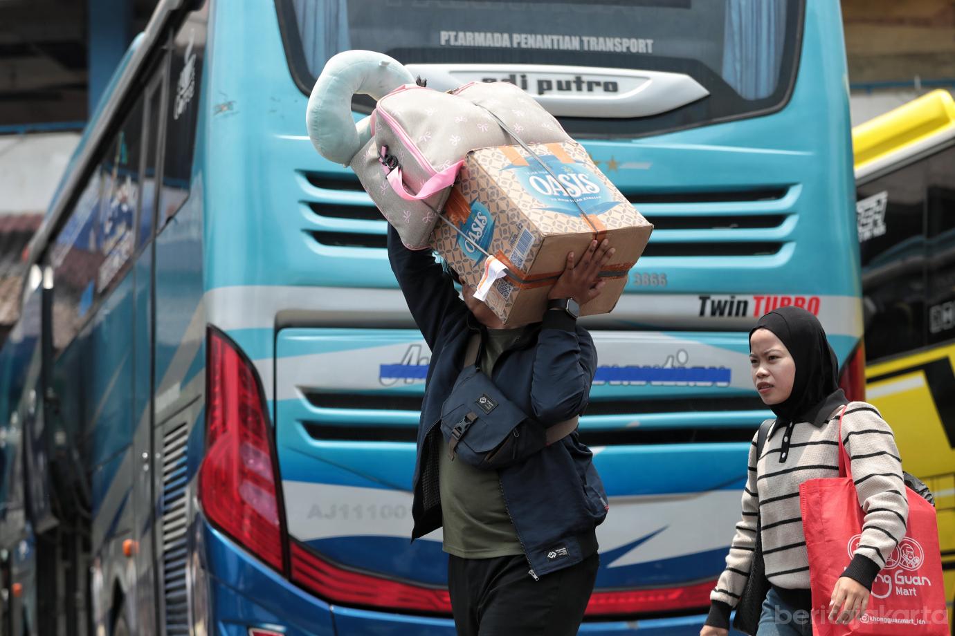 4.Arus Mudik H 3 Lebaran di Terminal Kampung Rambutan