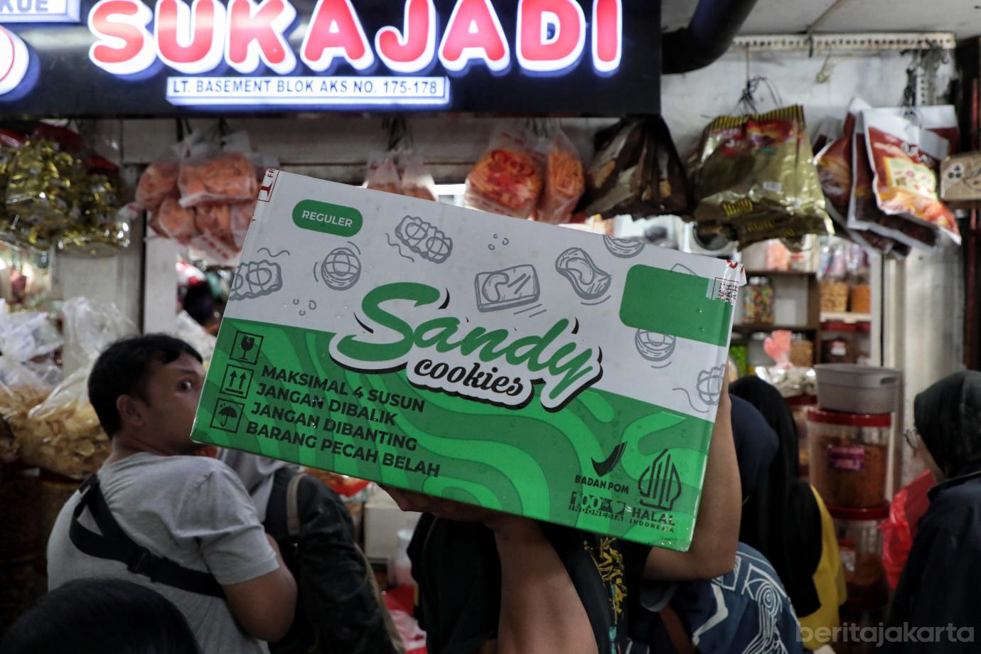 7.Pasar Jatinegara Diserbu Pembeli Kue Kering Jelang Lebaran