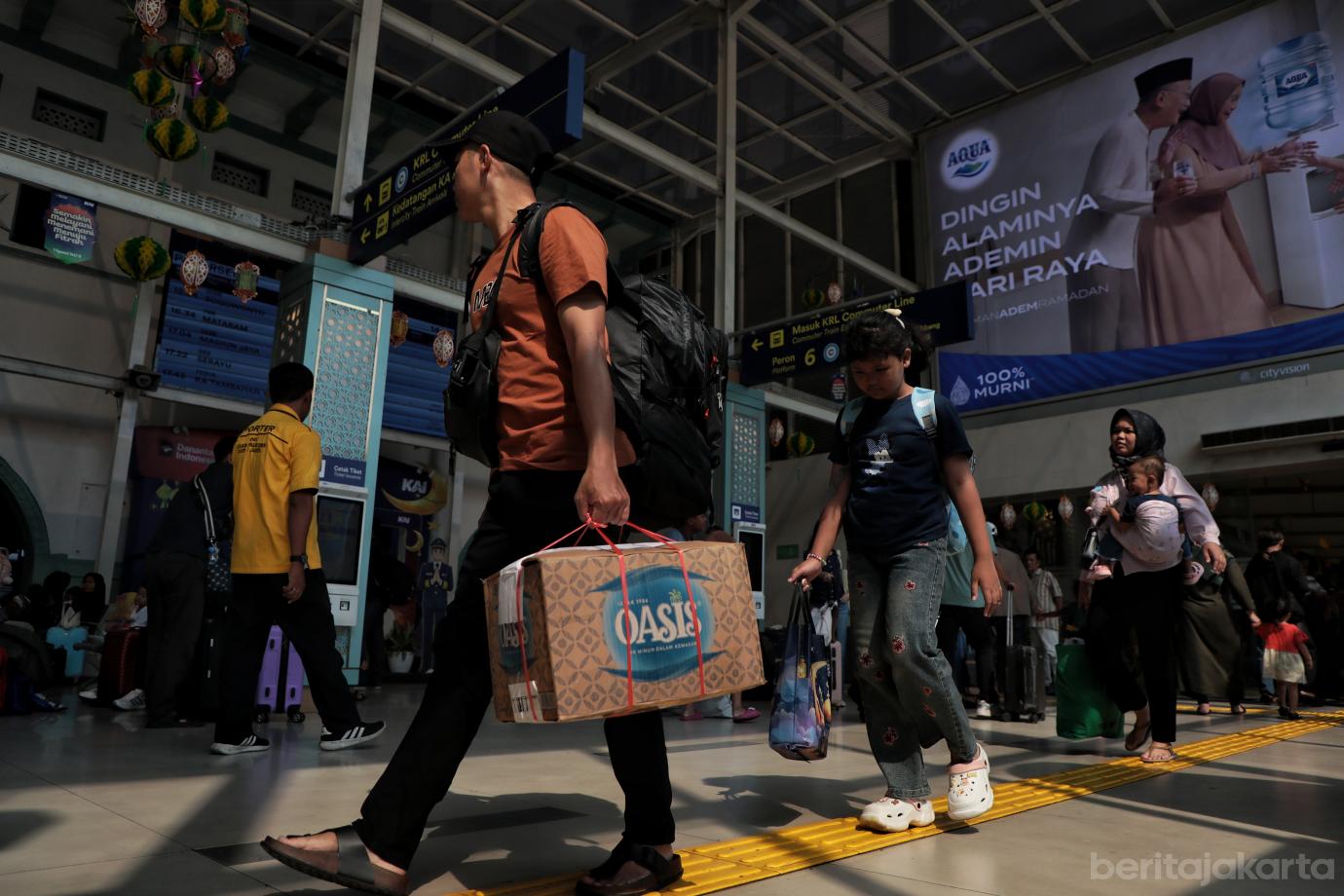 1.H 2 Mudik Lebaran 2026 di Stasiun Pasar Senen