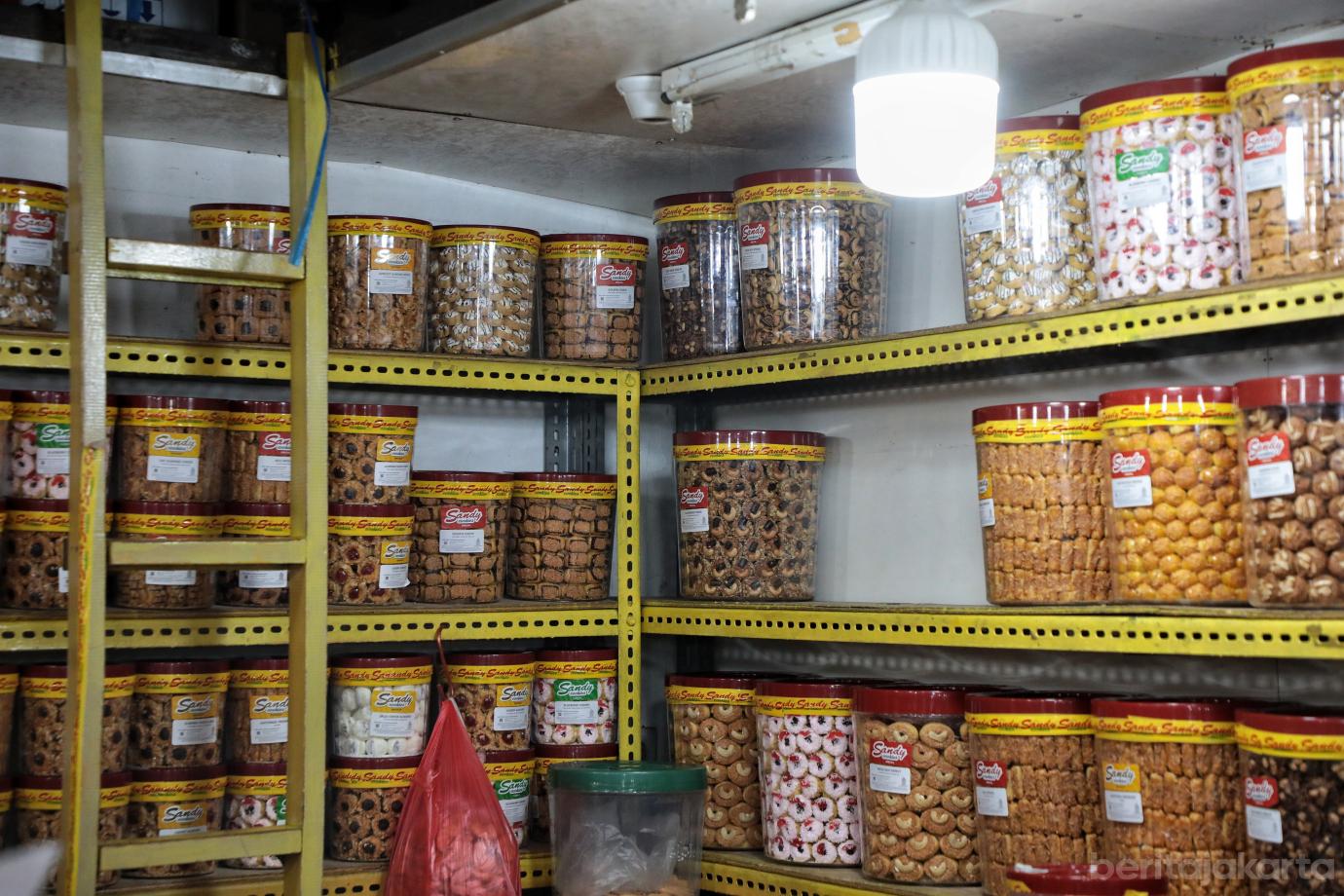 3.Pasar Jatinegara Diserbu Pembeli Kue Kering Jelang Lebaran