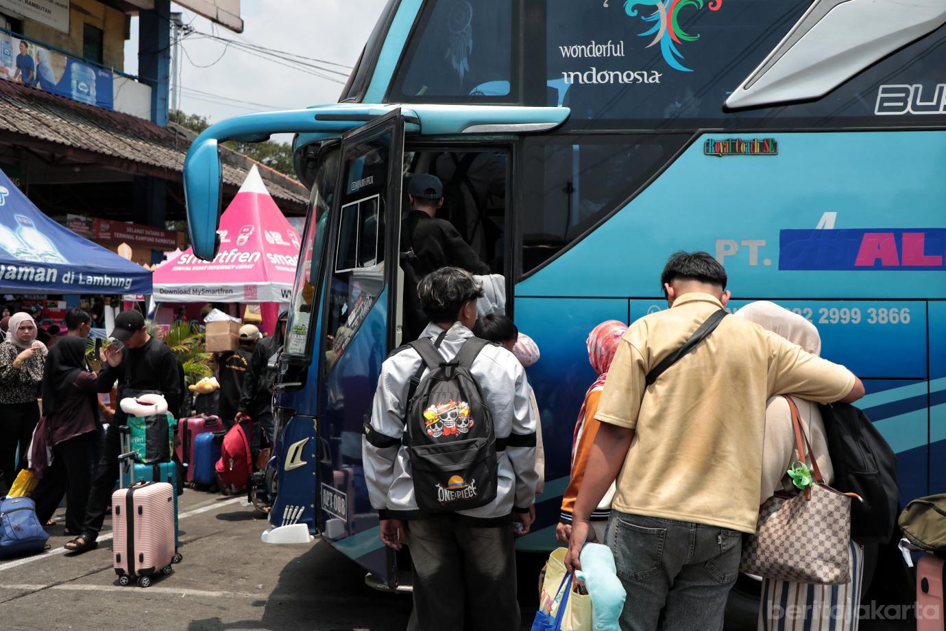 7.Arus Mudik H 3 Lebaran di Terminal Kampung Rambutan