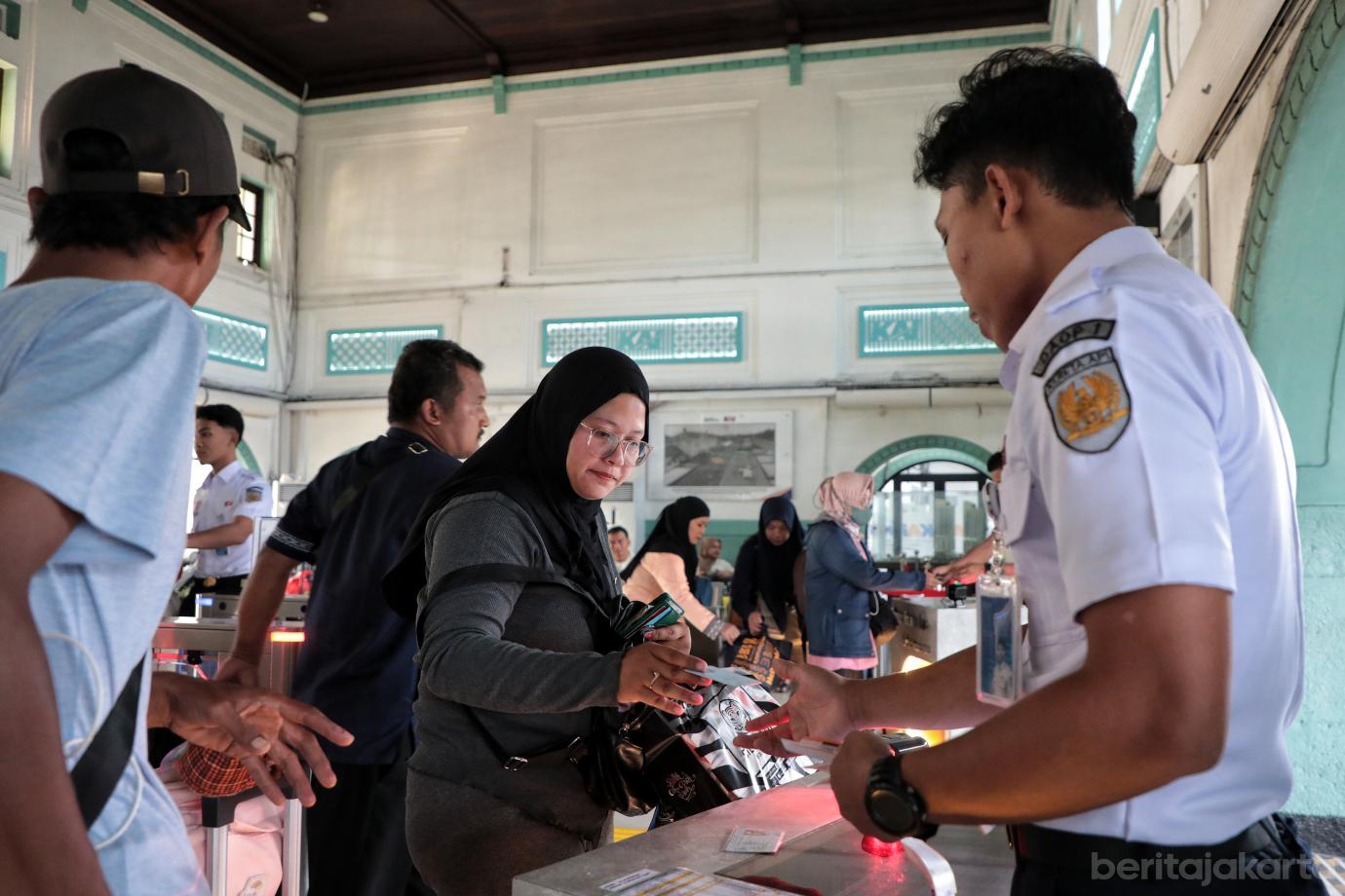 4.H 2 Mudik Lebaran 2026 di Stasiun Pasar Senen