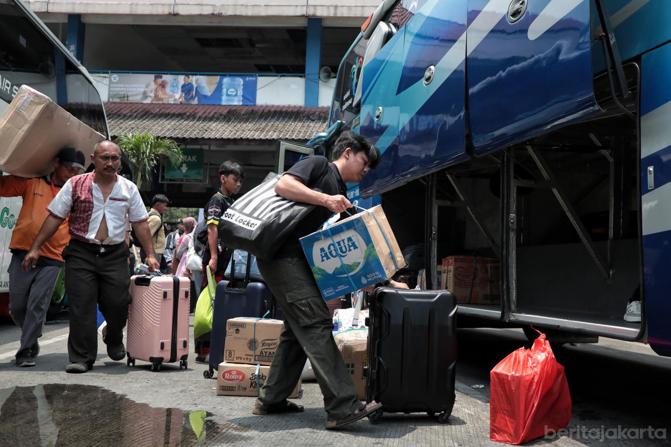 6.Arus Mudik H 3 Lebaran di Terminal Kampung Rambutan