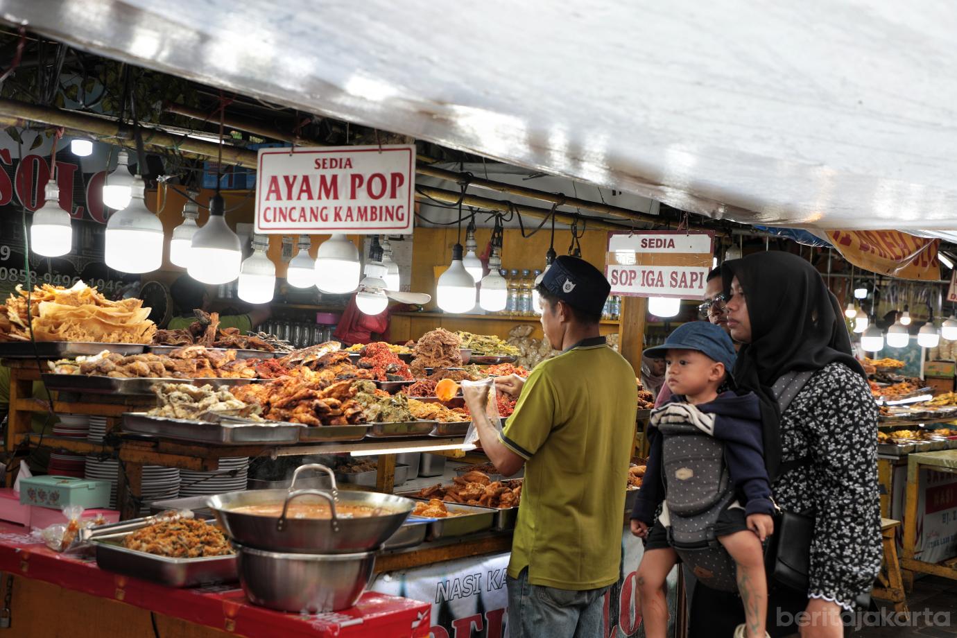 5.Berburu Santapan Buka Puasa Khas Sumatra Barat di Food  Street Kramat