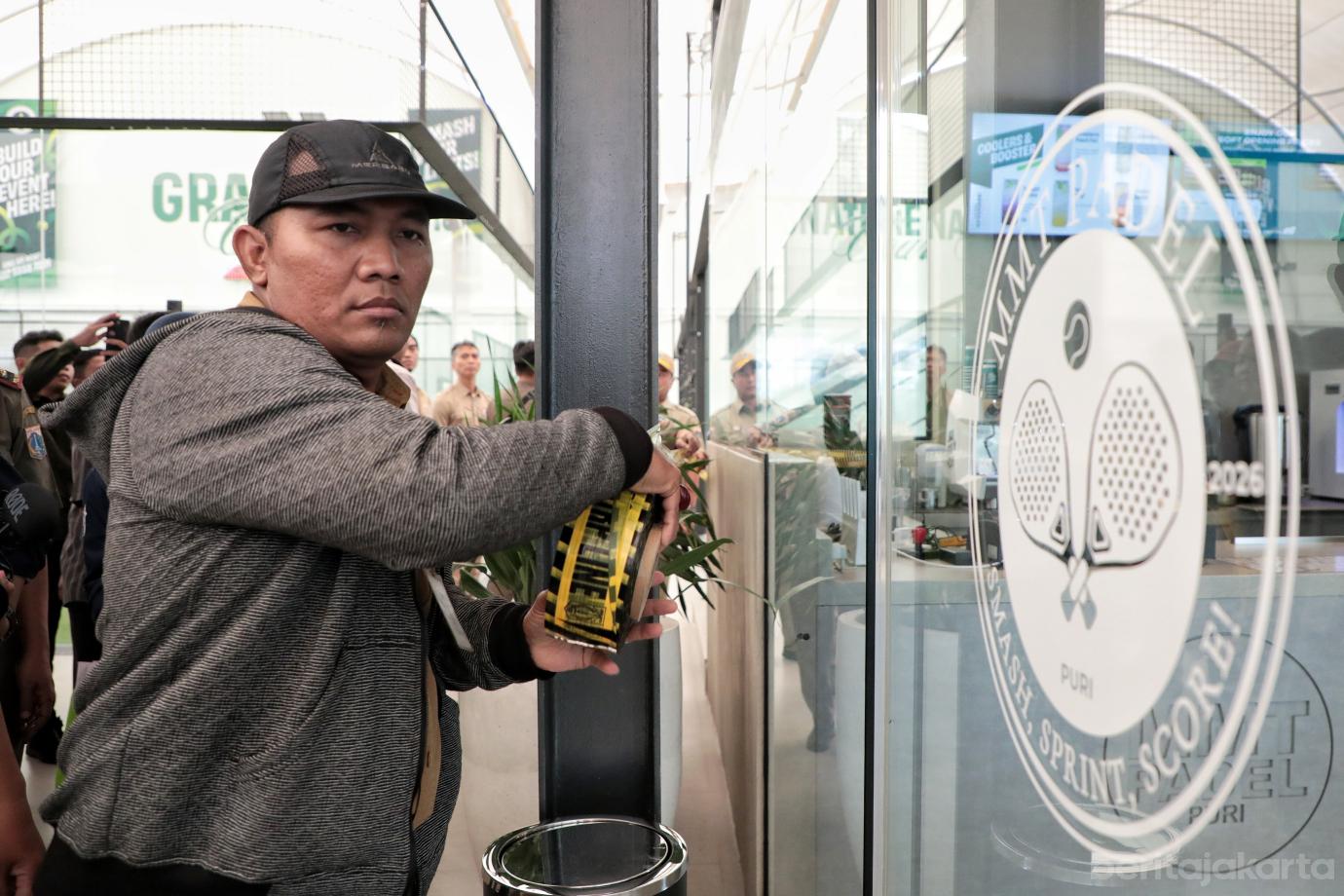 5.Pemkot Jakbar Segel Lapangan Padel MMT Kembangan