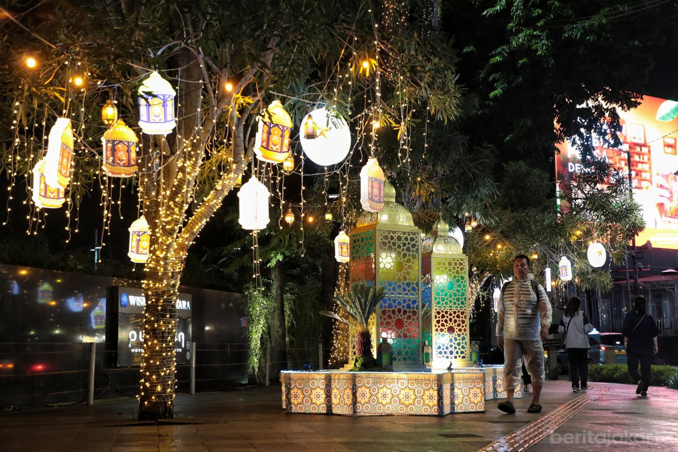 8.Jakarta Light Festival Ramadan di Bundaran HI 