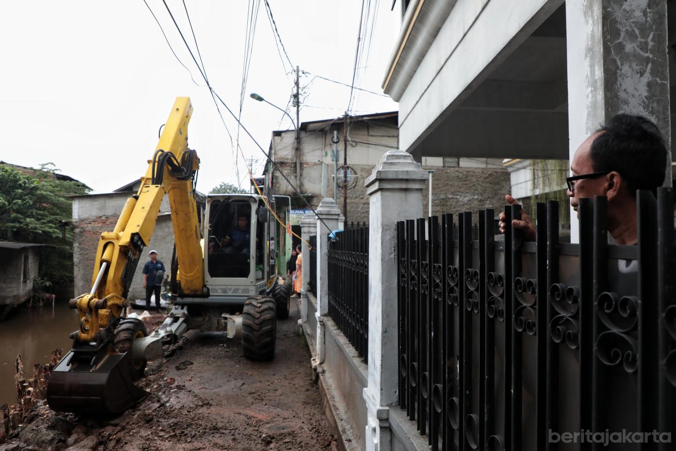 6.Progres Penanganan Turap Longsor Kali Baru Capai 80 Persen
