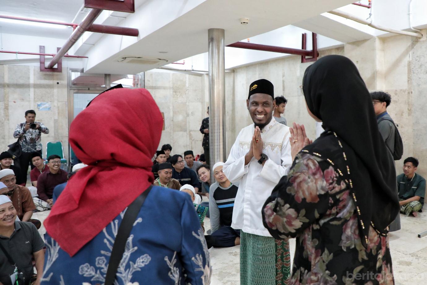 3.DWP DKI Bagikan Alquran di Masjid Istiqlal