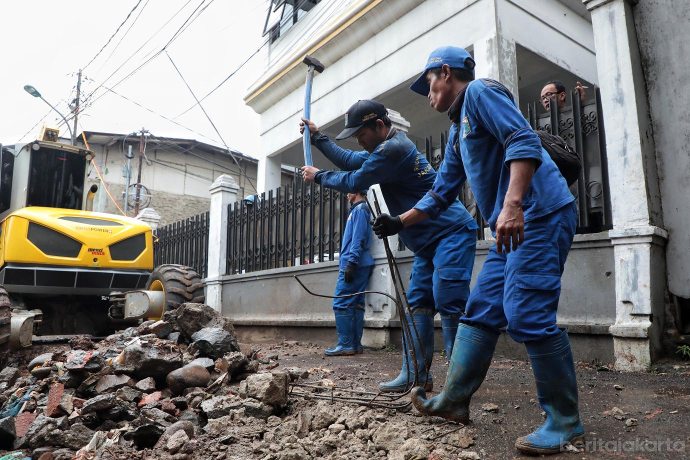 5.Progres Penanganan Turap Longsor Kali Baru Capai 80 Persen