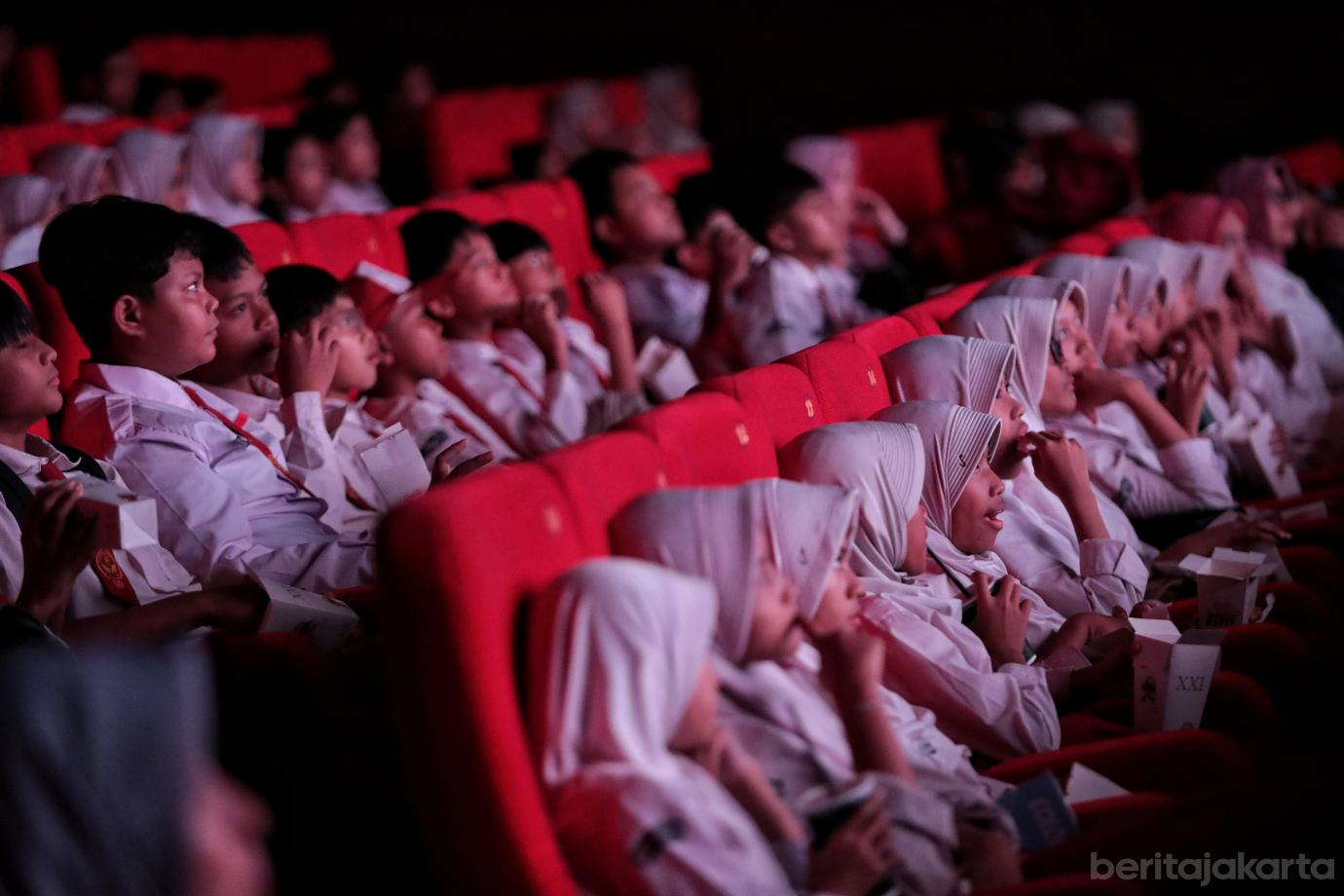 8.Rano Ajak 400 Anak Nonton Film Pelangi di Mars