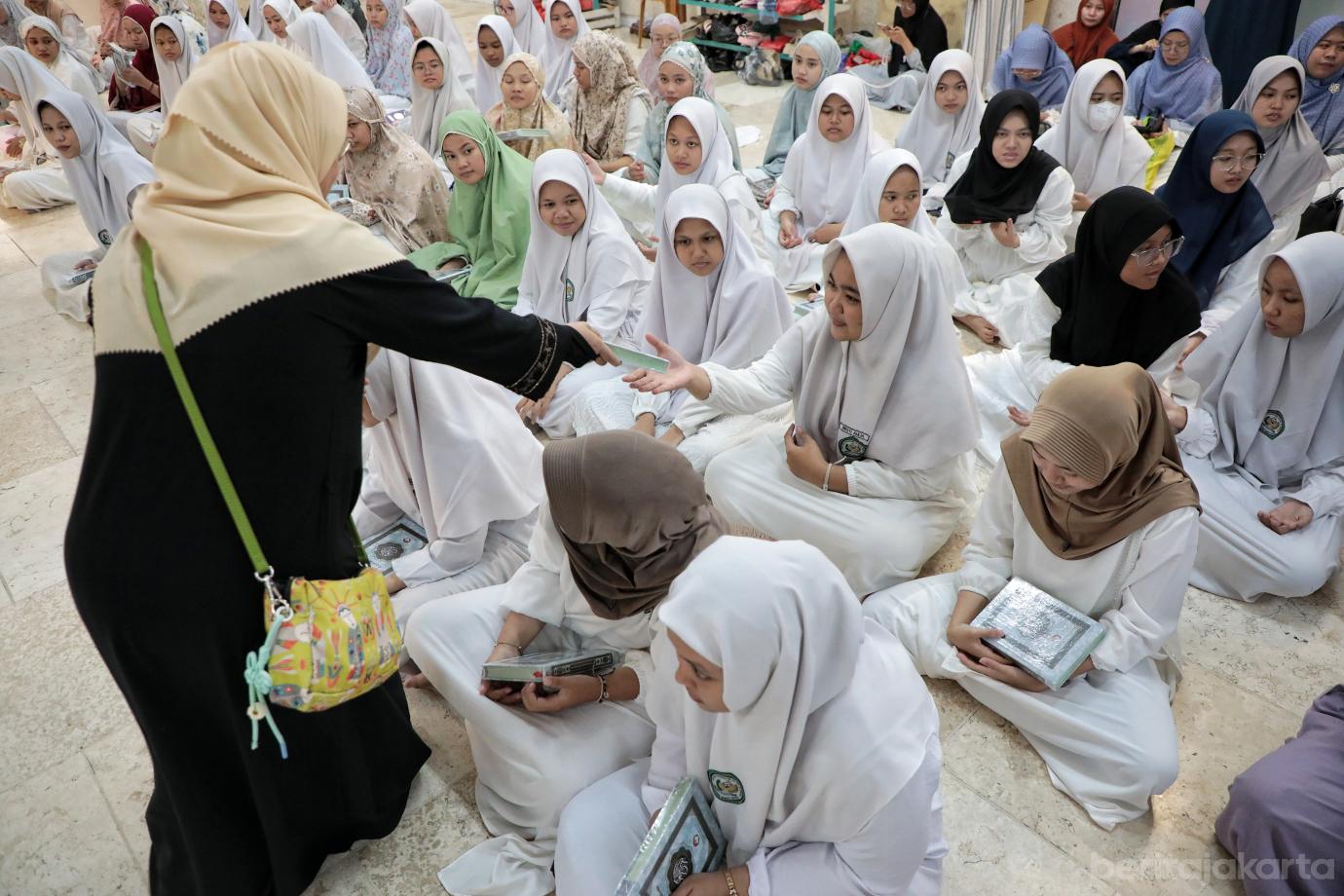 6.DWP DKI Bagikan Alquran di Masjid Istiqlal