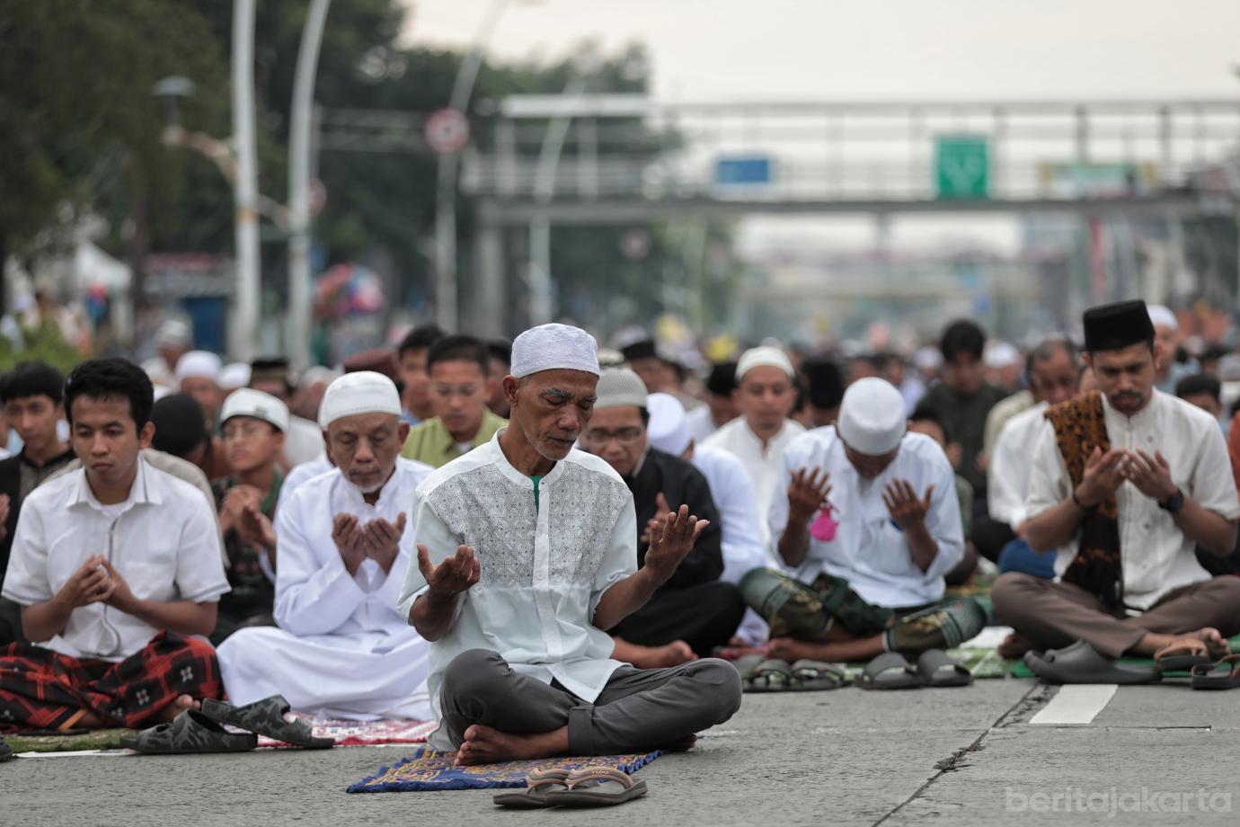 8.Shalat Idul Fitri di Jatinegara Wujud Toleransi Beragama 1