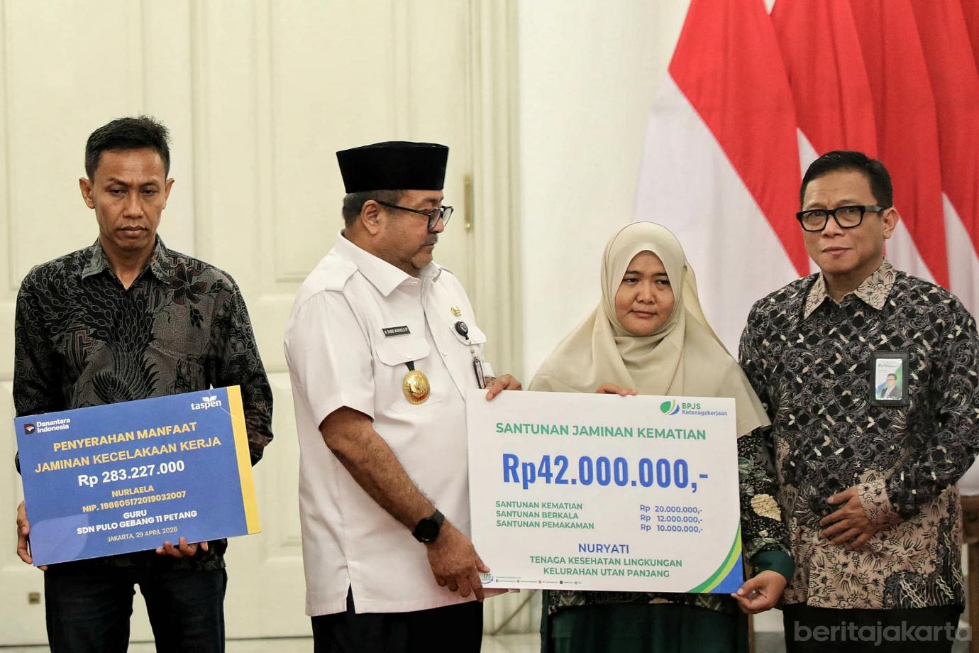 4.Pemprov DKI Serahkan Santunan untuk Keluarga Korban Kecelakaan Kereta di Bekasi